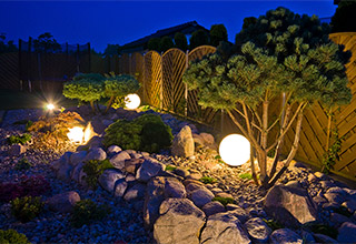cloture et éclairage dans un jardin moderne